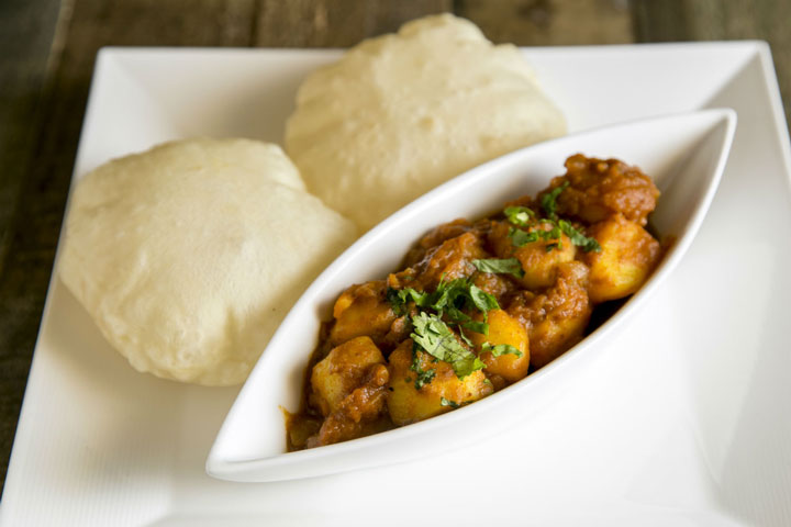 গরম গরম লুচি ও আলুর দম