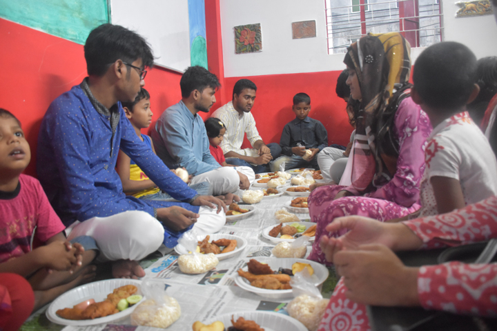 সুবিধা বঞ্চিতদের নিয়ে প্রোজেক্ট আলোকিত শিশুর ইফতার