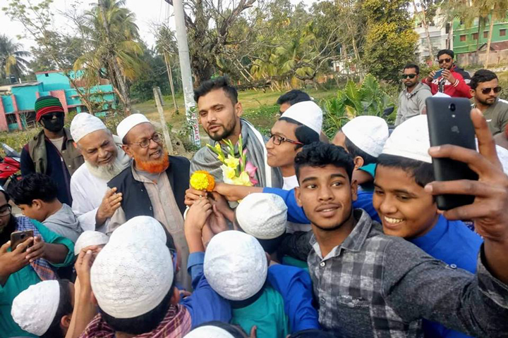 নড়াইলের যোগাযোগ ব্যবস্থার দ্রুত উন্নয়নে মাশরাফির দৃষ্টি