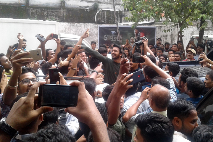 People throng to watch ‘Sapludu’