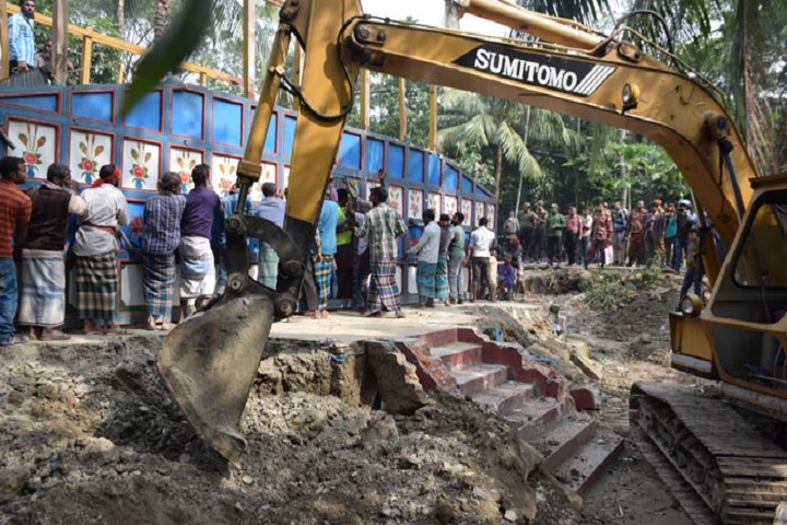 বরগুনায় অবৈধ স্থাপনা উচ্ছেদ চলছে