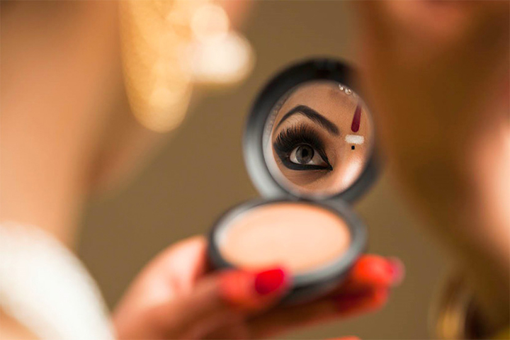 দূরে থাকুক চোখের কালো দাগ
