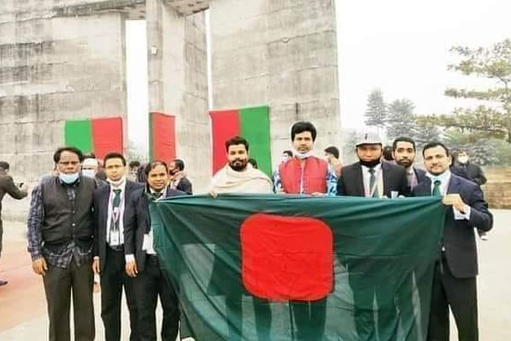 জাতীয় পতাকার অবমাননা: বেগম রোকেয়া বিশ্ববিদ্যালয়ের শিক্ষকদের সমালোচনা