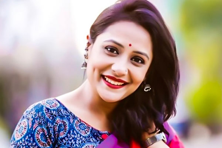 মা হলেন অপি করিম