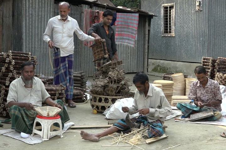 একাই পাল্টে দিলেন গ্রামের অর্থনীতির চাকা
