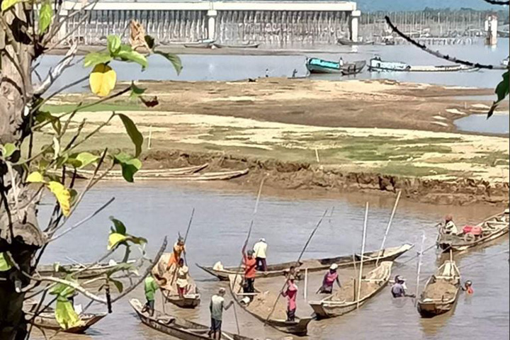 নদীর পাড় কেটে বালু উত্তোলন, জরিমানাসহ ১৮ জনকে কারাদণ্ড  