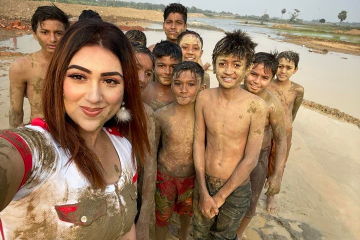 কাদায় অপু বিশ্বাসের কাণ্ড