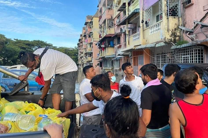 মালয়েশিয়ায় বন্যাদুর্গতদের পাশে প্রবাসী বাংলাদেশিরা