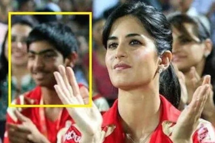 ক্যাটরিনার পেছনে বসে থাকা ছেলেটিই এখন ভারতের এক নম্বর পেসার