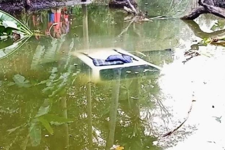 বাসের ধাক্কায় খালে প্রাইভেটকার, অতঃপর...