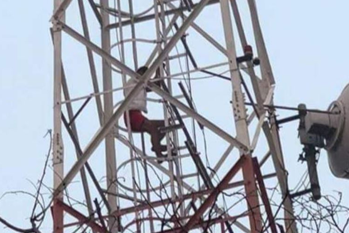 প্রেমিকাকে না পেয়ে মোবাইল টাওয়ারে প্রেমিক