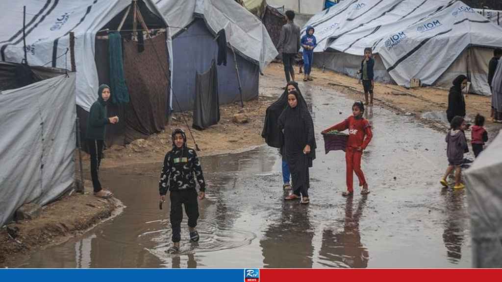 গাজায় বৃষ্টি ও হাড়কাঁপানো ঠান্ডায় সীমাহীন দুর্ভোগ