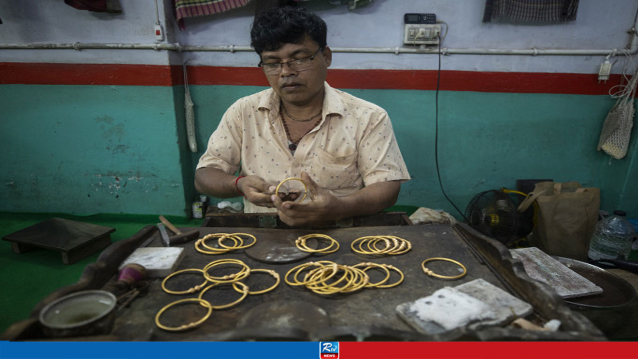 সাধারণ মানুষের চেয়ে ১৩ বছর কম বাঁচেন স্বর্ণের কারিগররা