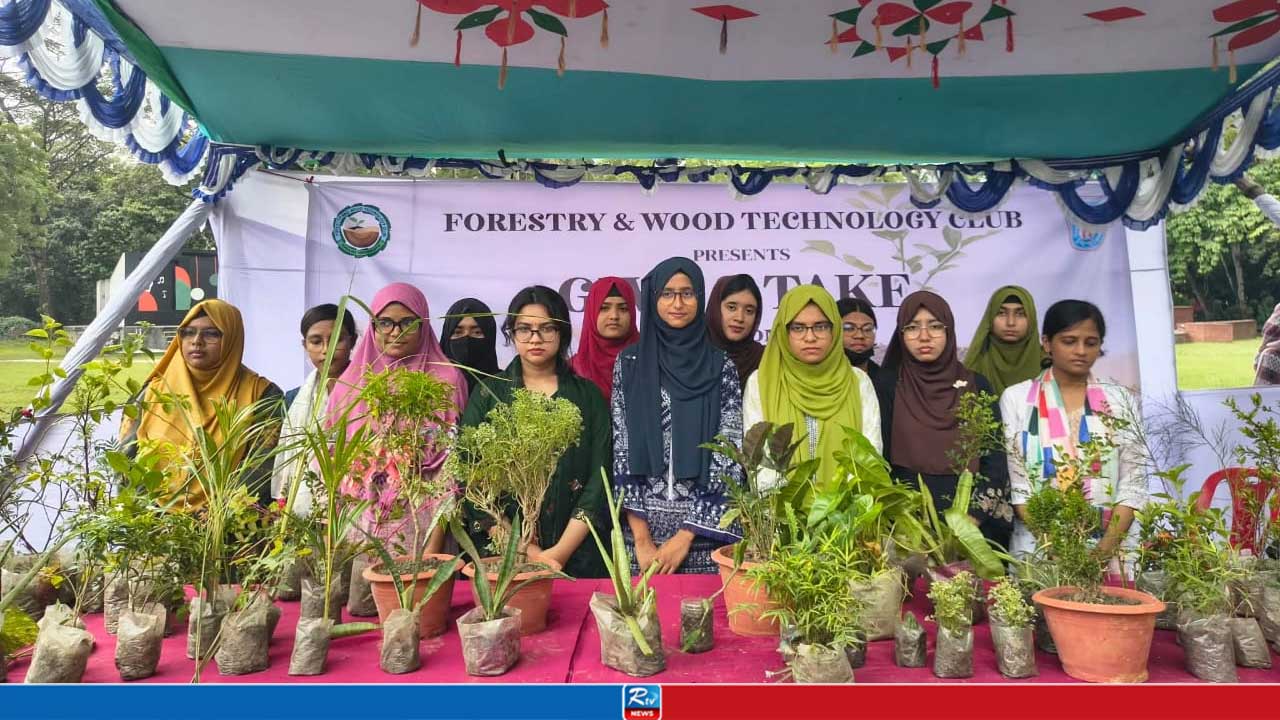 খুবিতে প্লাস্টিক বোতলের বিনিময়ে গাছের চারা বিতরণ