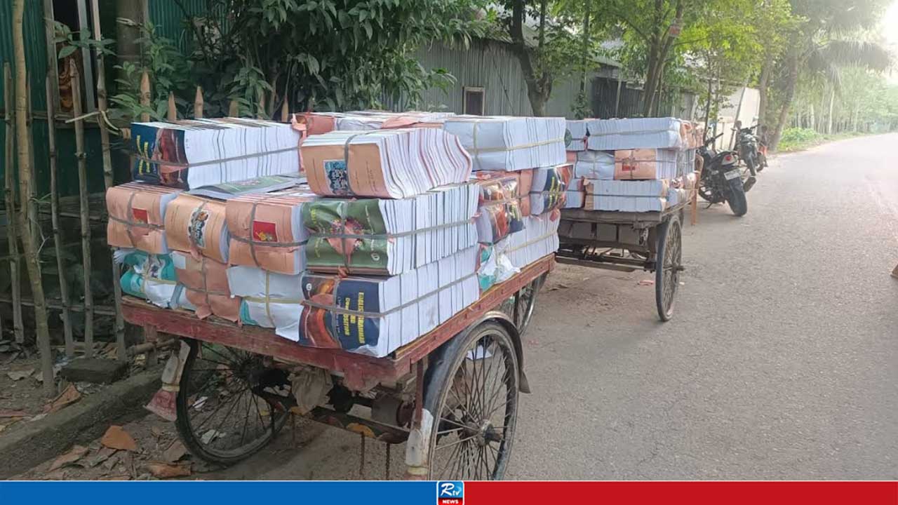 বিনামূল্যে বিতরণের এক টন পাঠ্যবই উদ্ধার, আটক ১