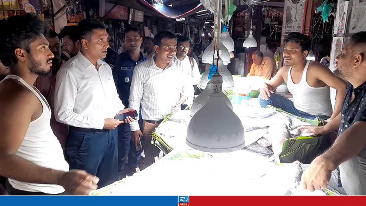 যশোরে ‘বরিশালের ইলিশ’ বলে ভারতীয় ইলিশ বিক্রি করে ধরা, অতঃপর...