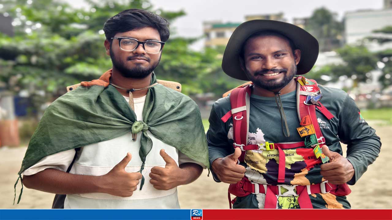 পায়ে হেঁটে ৯৫৬ কিলোমিটার পাড়ি দিলেন মানিকগঞ্জের দুই যুবক