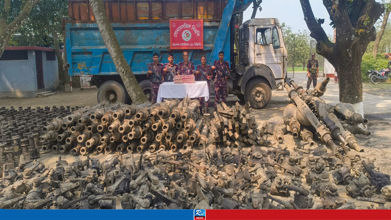 ট্রাকের পাথরের নিচে মিললো গাড়ির যন্ত্রাংশ, ১৩৫ ভারতীয় মোবাইল উদ্ধার