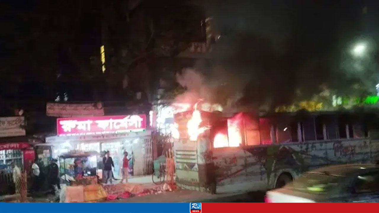 মিরপুরে যাত্রীবাহী বাসে চলন্ত অবস্থায় আগুন