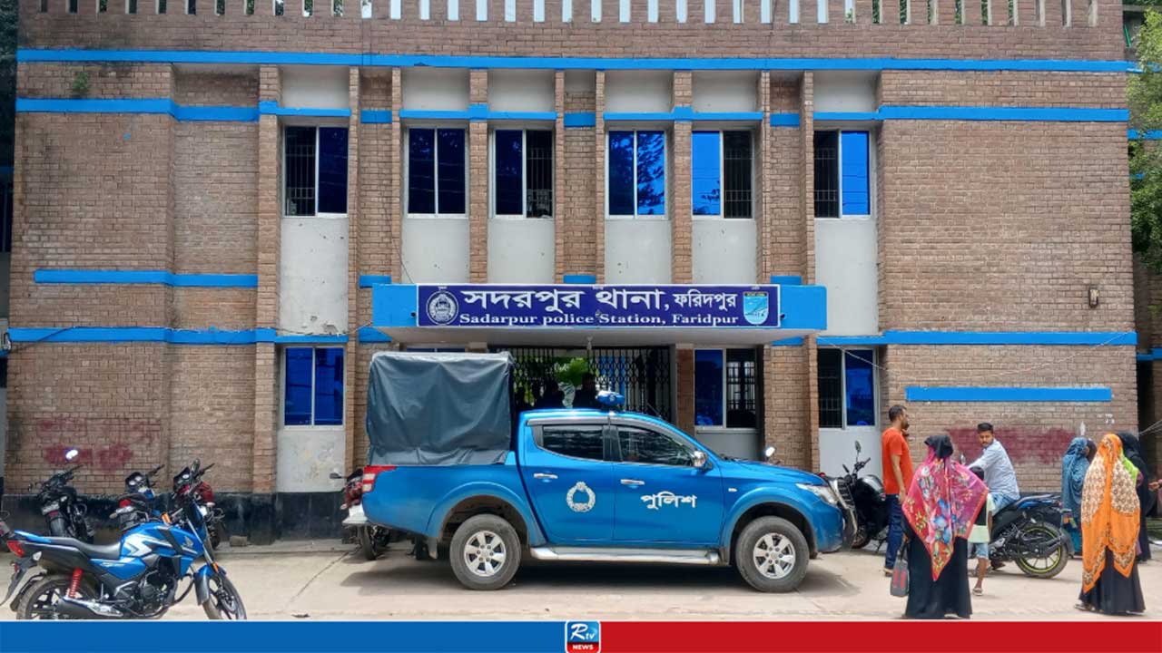 ডাকাডাকি করেও দরজা খোলে না মেয়ে, ভেঙে ভেতরে ঢুকতেই 'চোখ কপালে'