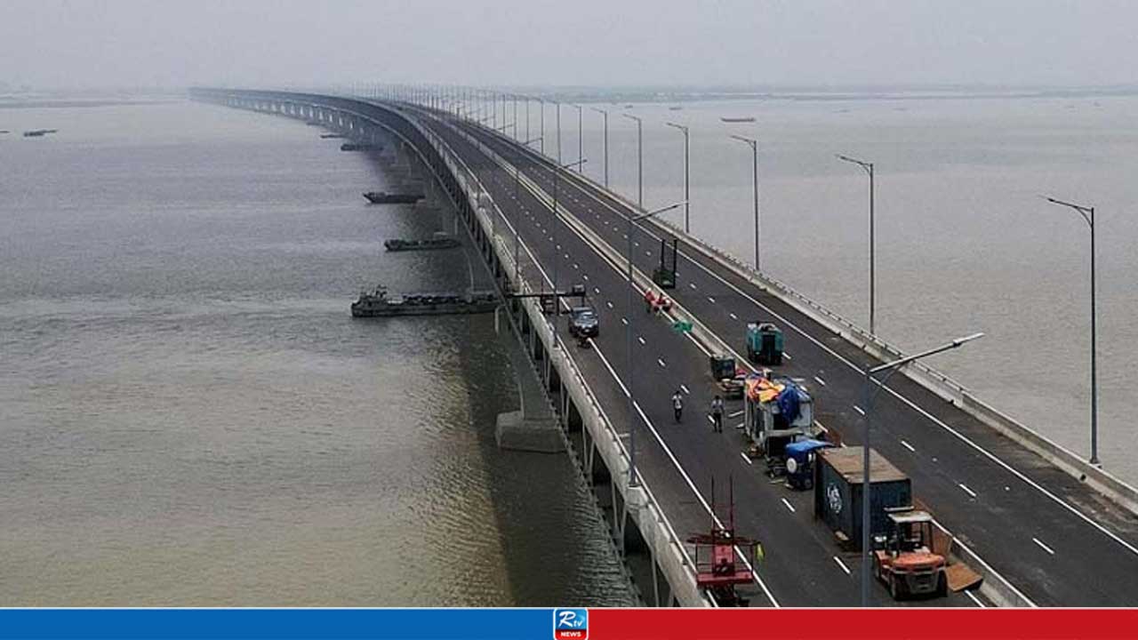 পদ্মা সেতুতে মিনিট্রাককে হঠাৎ বাসের ধাক্কা, অতঃপর...