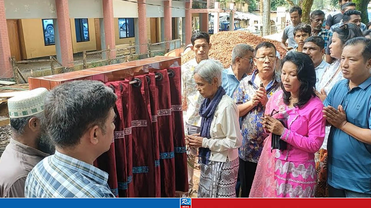 রুমা ও রোয়াংছড়িতে উন্নয়ন প্রকল্পের উদ্ধোধন করলেন জেলা পরিষদ চেয়ারম্যান মাম্যাচিং