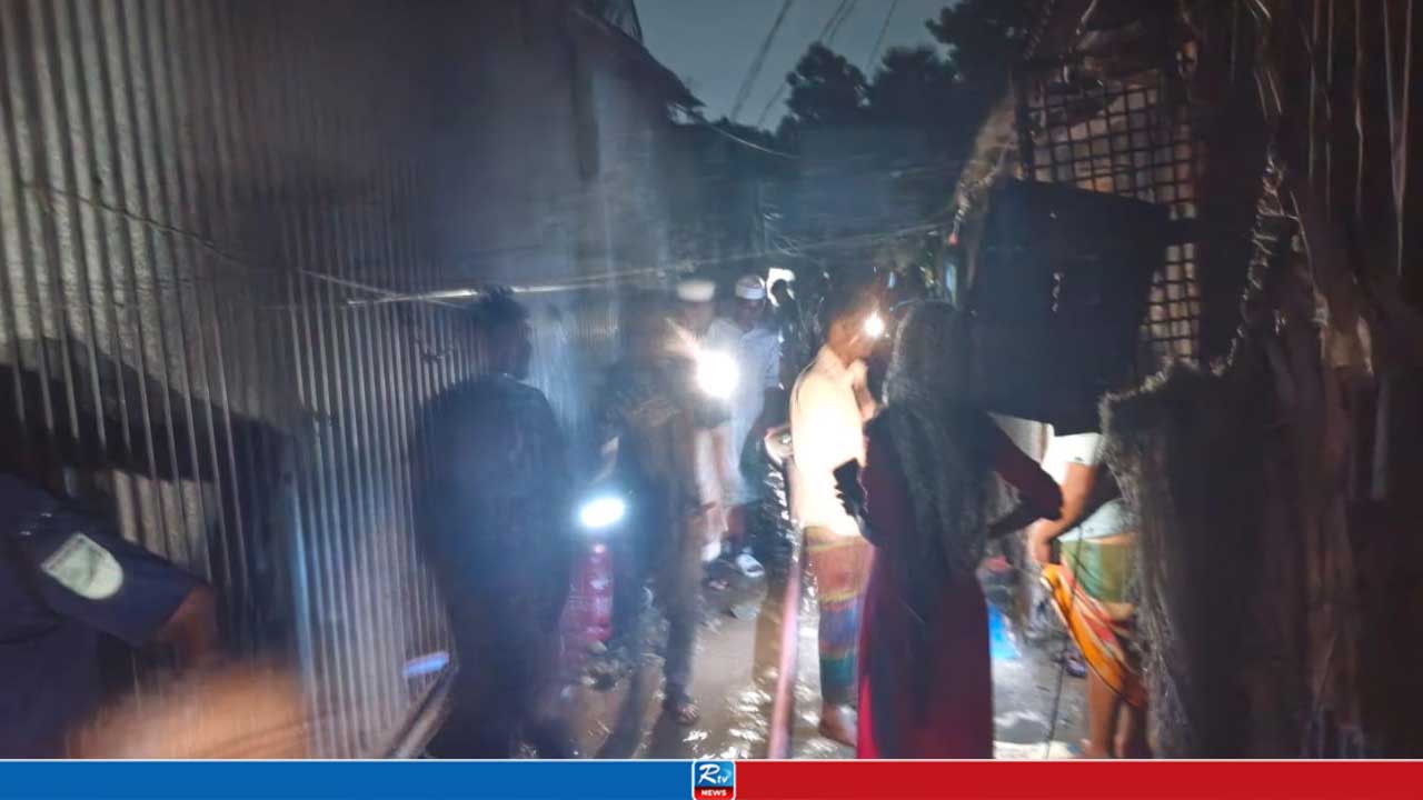 আগুনে পুড়ে ছাই ৪২ ঘর