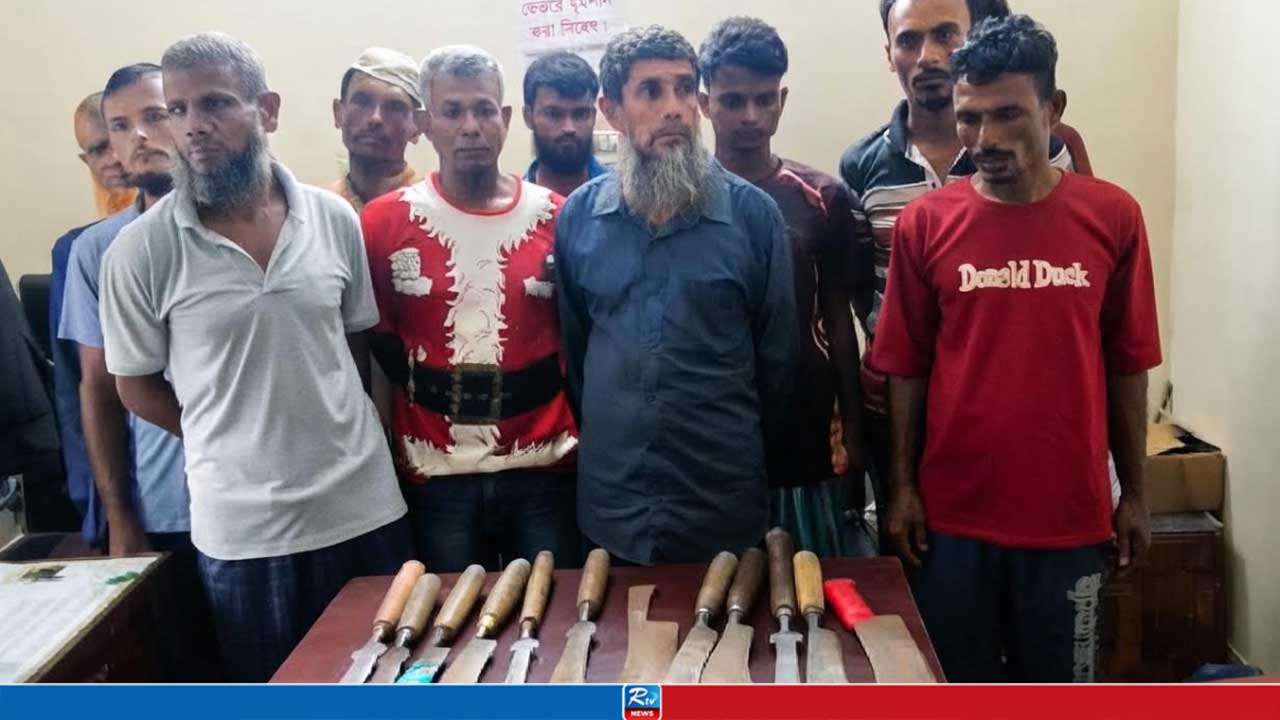 দেশীয় অস্ত্র নিয়ে আদালতে হাজিরা দিতে গিয়ে ১১ জন ধরা