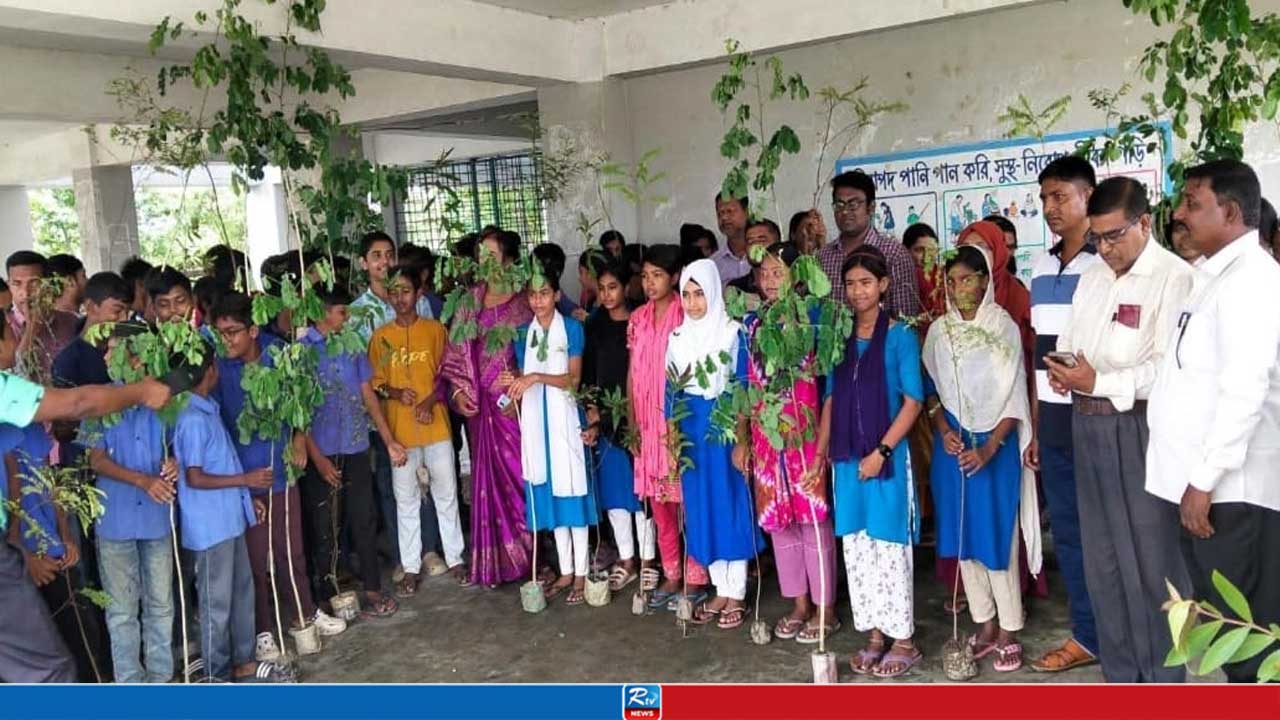 পাইকগাছায় ১২০০ গাছ রোপণ, প্রতিটি চারার দায়িত্বে এক শিক্ষার্থী