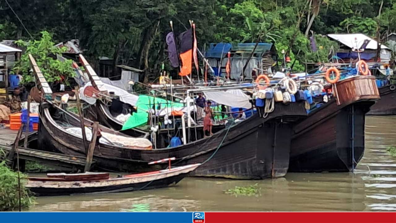উত্তাল সাগরে টিকতে না পেরে সুন্দরবনসহ উপকূলে আশ্রয় নিলো ফিশিংবোটবহর