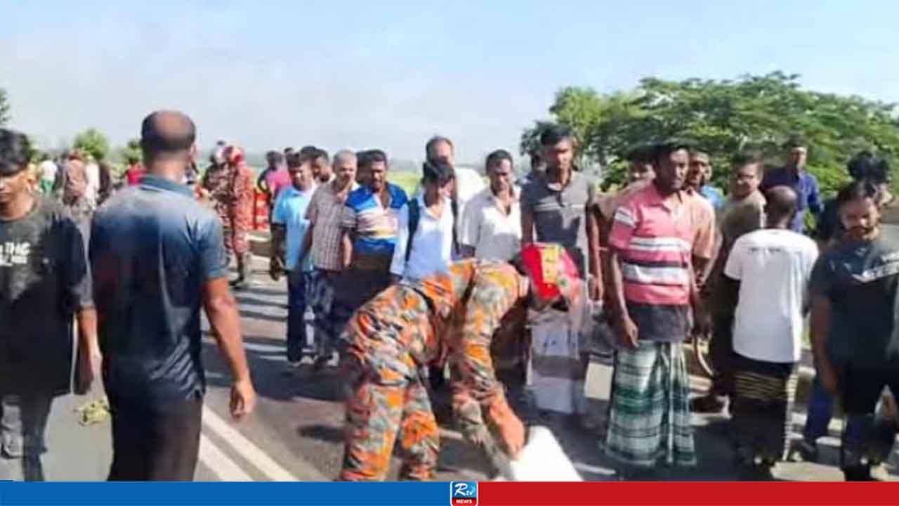 ভ্যান চালিয়ে যাচ্ছিলেন ফারুক, মুহুর্তেই পিষে দিলো বাস 