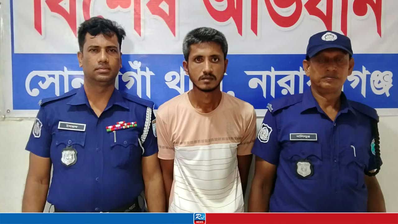 মসজিদের ভেতরে ঢুকে কোরআন অবমাননা, যুবক আটক