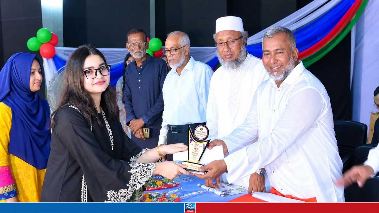 সিরাজগঞ্জে এসএসসিতে জিপিএ-৫ প্রাপ্ত কৃতী শিক্ষার্থীদের সংবর্ধনা ও বৃত্তি প্রদান
