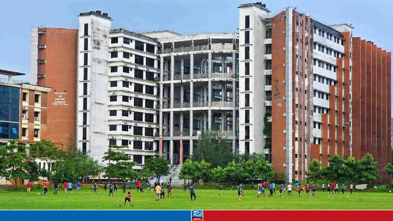 হলে সিট না পেয়ে থাকতে হচ্ছে বাইরে, দিতে হচ্ছে ‘বড় মাশুল’
