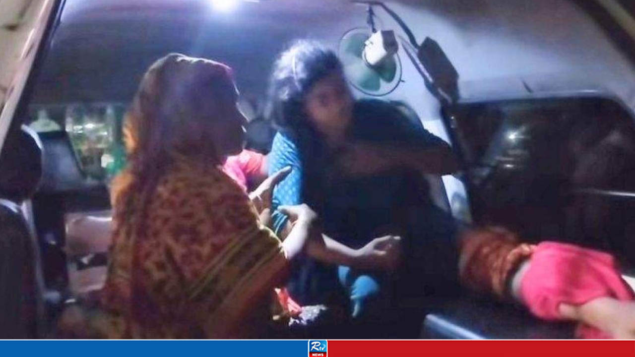 সাপে কাটার পর মেয়ে ও সাপ নিয়ে হাসপাতালে ছুটলেন বাবা