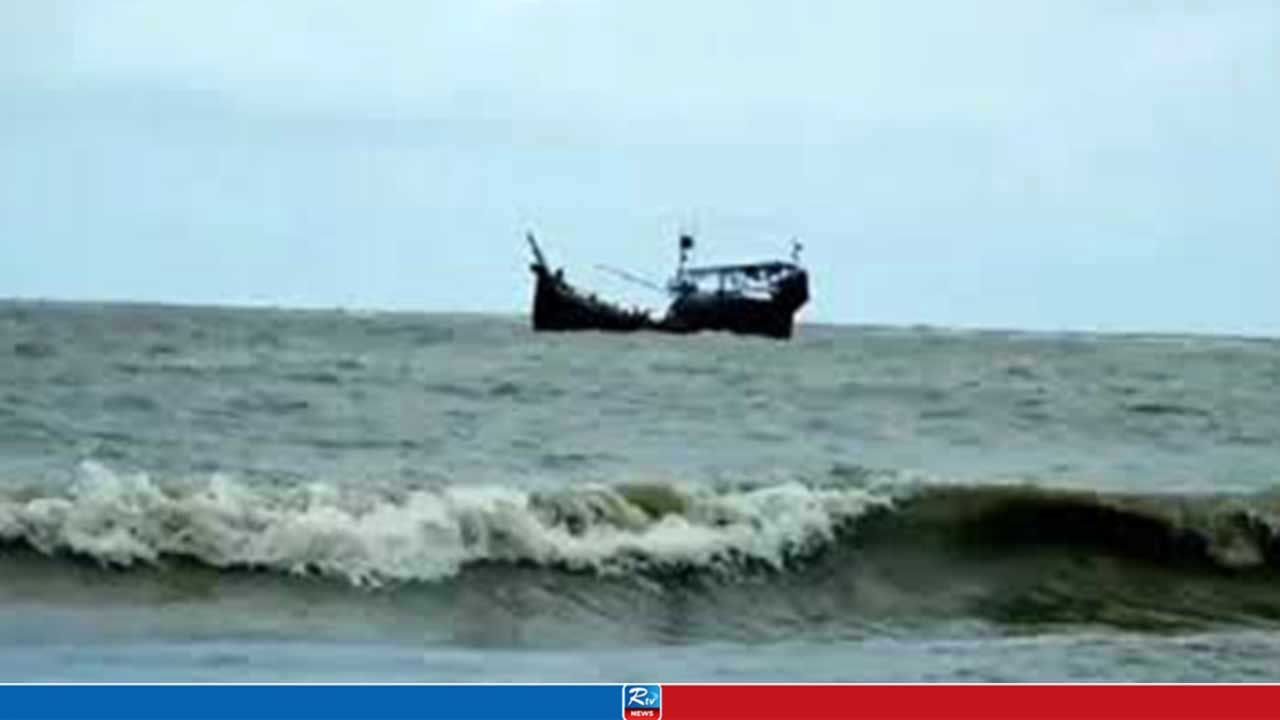 বিকল ট্রলারে ৫ দিন ভাসতে থাকা ১৮ জেলেকে উদ্ধার