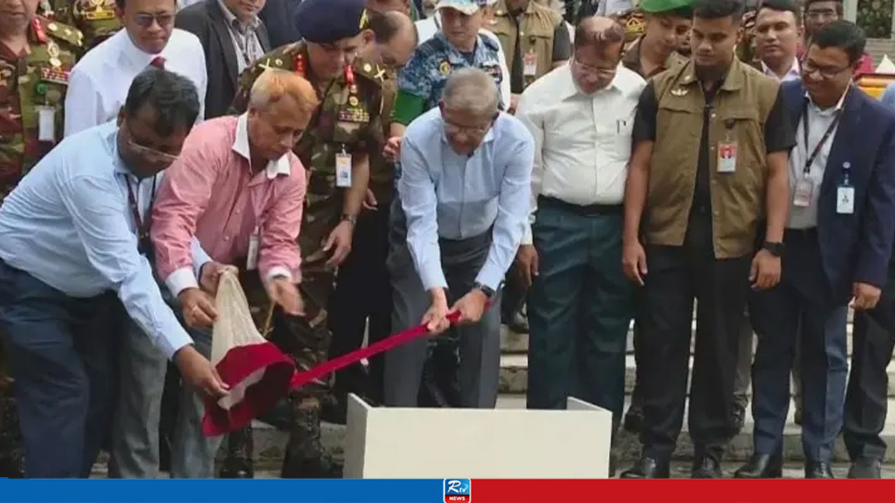 বঙ্গভবনের সিংহ পুকুরে মাছের পোনা অবমুক্ত করলেন রাষ্ট্রপতি