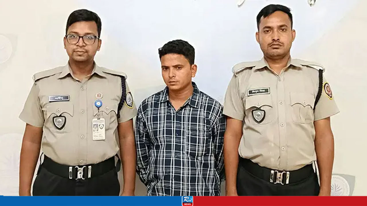 জাঙ্গিয়ায় লুকিয়ে ইয়াবা পাচার, শেষ রক্ষা হলো না কাপড় ব্যবসায়ীর