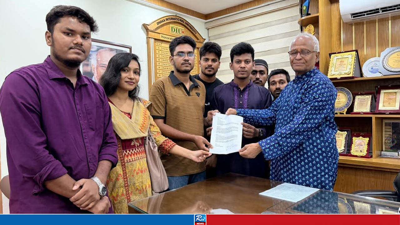 ডিআইইউতে নিষিদ্ধ সংগঠনের সম্পৃক্ততা প্রমাণিত হলে ব্যবস্থা নেওয়ার দাবি, উপাচার্যকে স্মারকলিপি