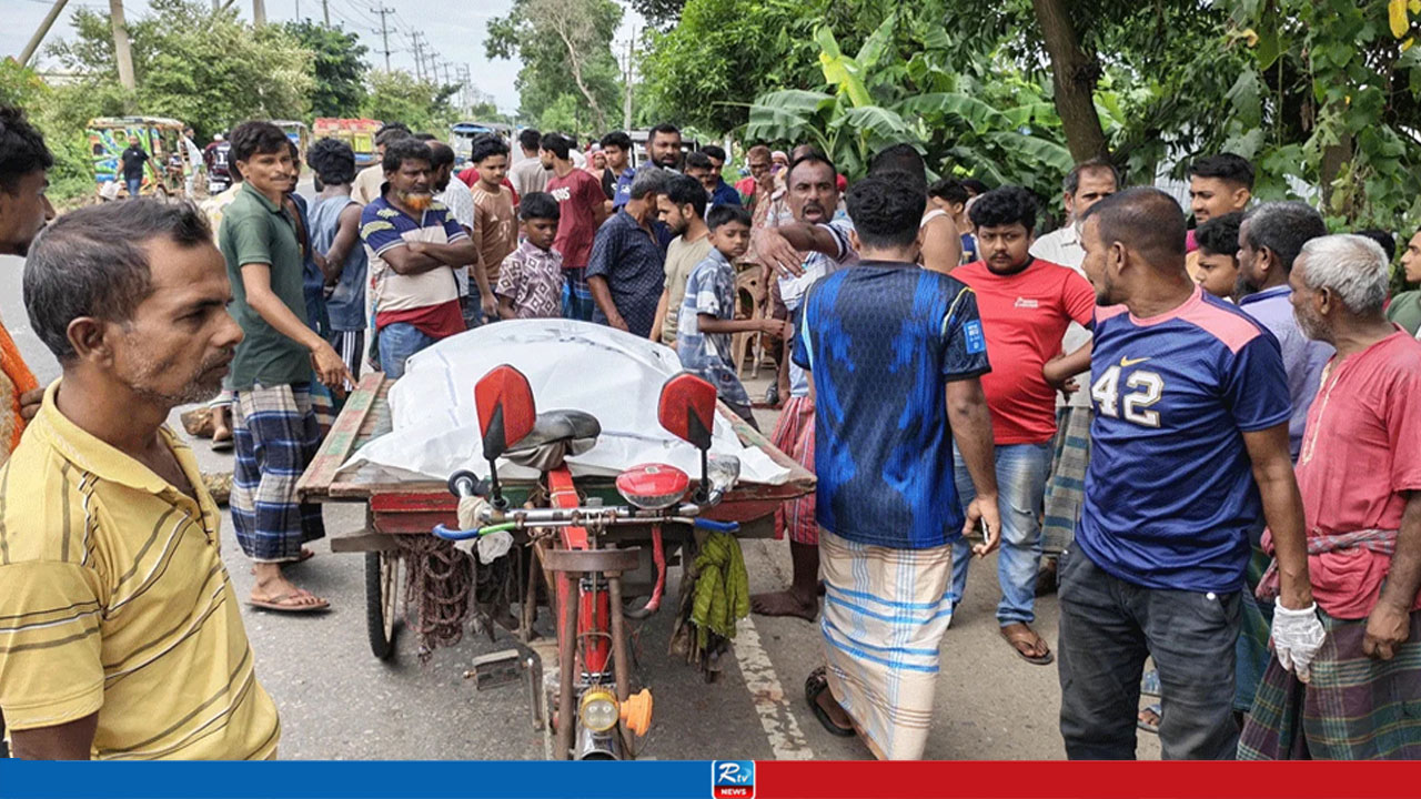 ওভারটেক করতে গিয়ে কাভার্ডভ্যানে চাপা পড়ল অটোরিকশা, নিহত ২