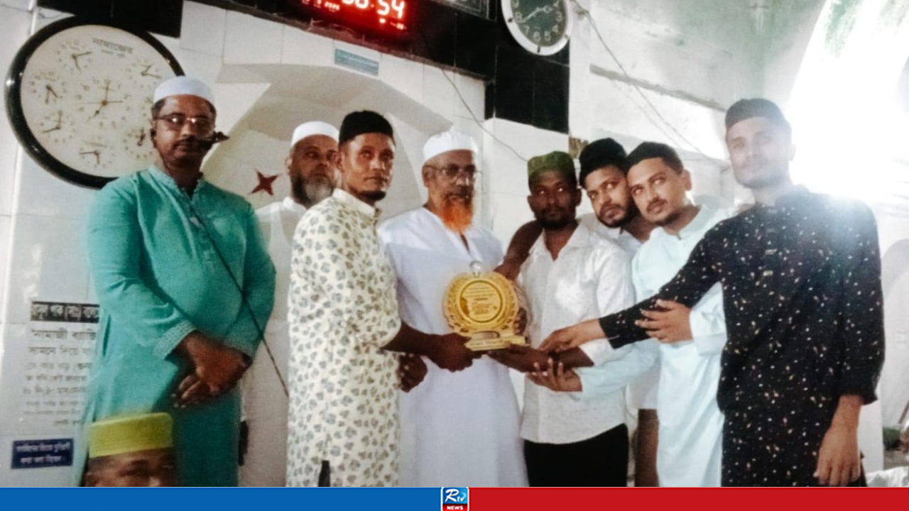 ২৭ বছর পর মসজিদের ইমামকে বিদায়, দেওয়া হলো লাখ টাকা উপহার