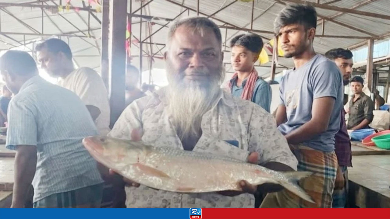 এক ইলিশ ১০ হাজার টাকায় বিক্রি