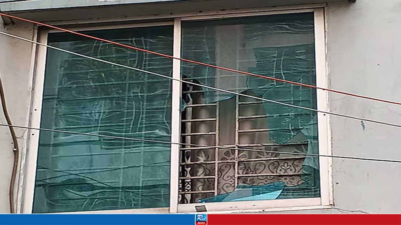 ‘বাসায় থাকিস, টাকা দিবি না?’ বলেই কোপানো শুরু