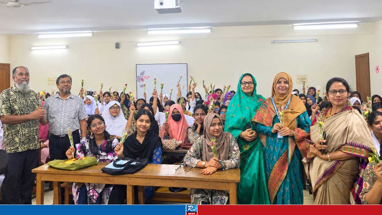 বেগম বদরুন্নেসা সরকারি মহিলা কলেজে নবীনদের ফুল দিয়ে বরণ
