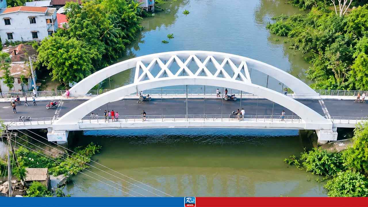 ধামুরা খালের বুকে আর্চ ব্রিজ, বদলে যাচ্ছে উজিরপুরের দৃশ্যপট