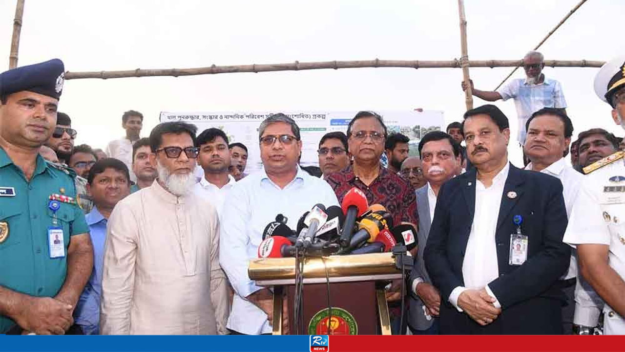 নন্দীপাড়ায় জিরানী খাল পরিদর্শনে দুই প্রতিমন্ত্রী ও ডিএসসিসি প্রশাসক