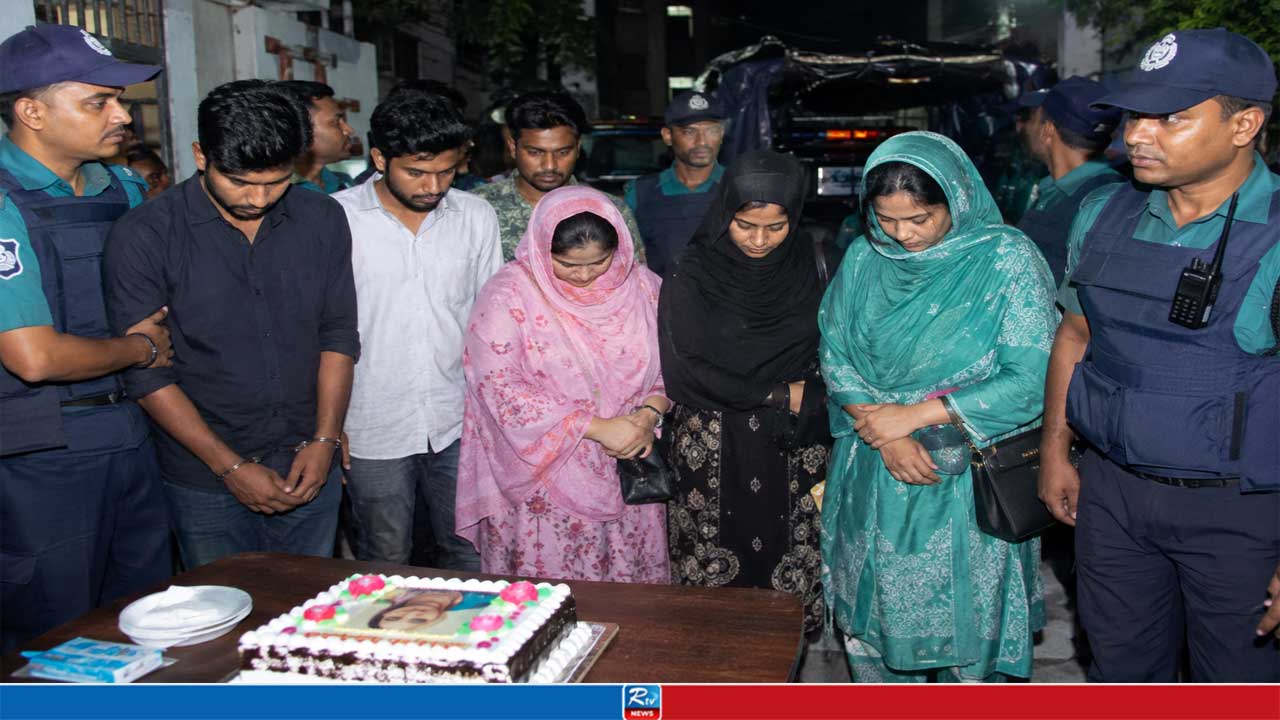 শেখ হাসিনার জন্মদিনে কেক কাটতে গিয়ে তিন নারীসহ আটক ৭