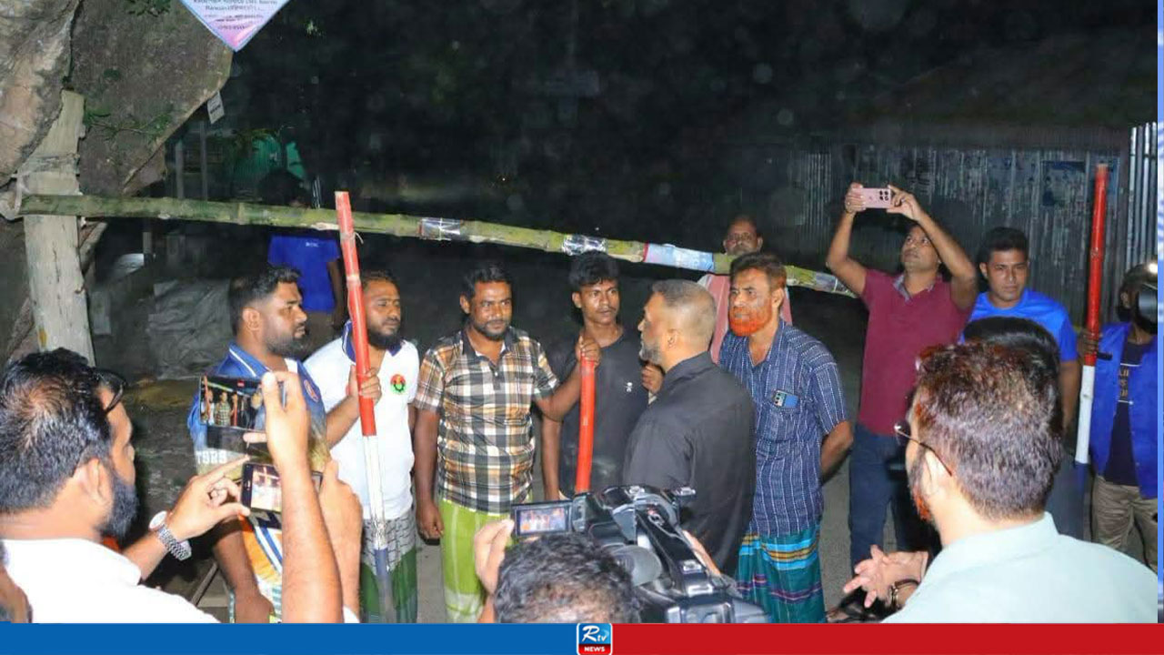 গরু চুরি রোধে বাঁশের ‘ব্যারিকেড’, রাত জেগে পাহারা