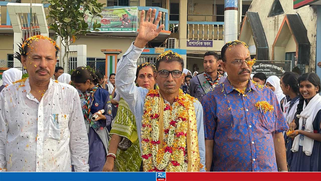 দুই যুগ শেষে অবসর, আবেগঘন পরিবেশে স্কুলশিক্ষকের বিদায়