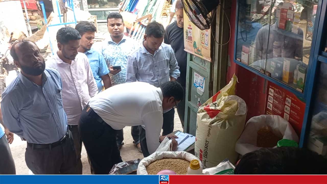 হঠাৎ পশু খাদ্যের দোকানে প্রশাসনের অ্যাকশন, অতঃপর...